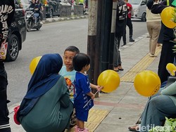 Keceriaan Anak-anak di Tengah Konvoi Kemenangan Persib