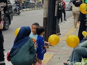Keceriaan Anak-anak di Tengah Konvoi Kemenangan Persib Keceriaan Anak-anak di Tengah Konvoi Kemenangan Persib