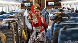 Potret Penari Meriahkan Hari Pancasila di Kereta Cepat Whoosh