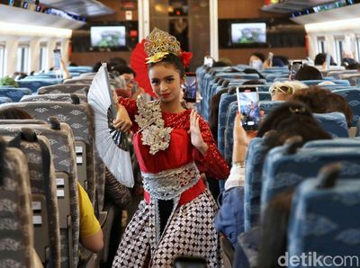 Potret Penari Meriahkan Hari Pancasila di Kereta Cepat Whoosh