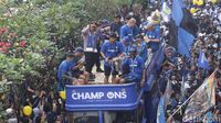 Lautan Biru Bobotoh Sambut Persib di Bandung