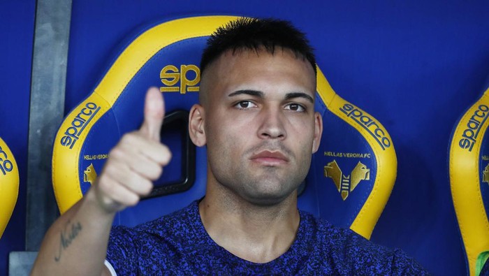 Soccer Football - Serie A - Hellas Verona v Inter Milan - Stadio MarcAntonio Bentegodi, Verona, Italy - May 26, 2024 Inter Milans Lautaro Martinez reacts on the substitutes bench before the match REUTERS/Alessandro Garofalo