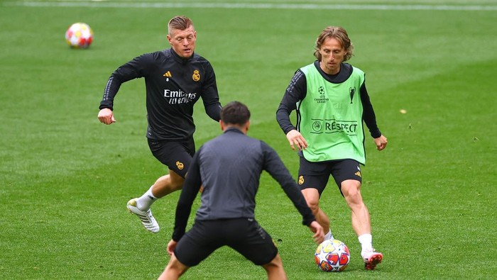 Soccer Football - Champions League - Final - Real Madrid Training - Wembley Stadium, London, Britain - May 31, 2024 Real Madrids Toni Kroos and Luka Modric during training REUTERS/Carl Recine
