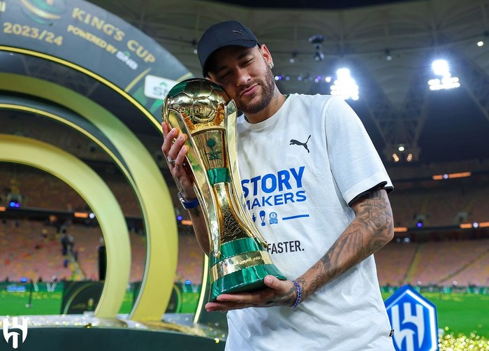 Neymar memeluk trofi Piala Raja Arab Saudi usai Al Hilal meraih kemenangan di laga final yang berlangsung di Jeddah, Sabtu 1 Juni 2024.