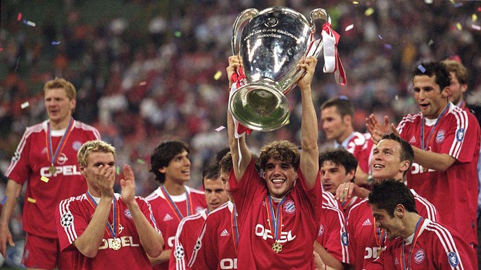 Owen Hargreaves 23 May 2001: Owen Hargreaves of Bayern Munich lifts the trophy after the Uefa Champions League Final between Bayern Munich and Valencia played at the San Siro in Milan, Italy. Bayern Munich won the game 5 - 4 on penalties after the game finished 1 - 1After Extra Time. \ Mandatory Credit: Alex Livesey /Allsport