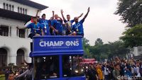 Foto Kemeriahan Penyambutan Persib di Gedung Sate Bandung