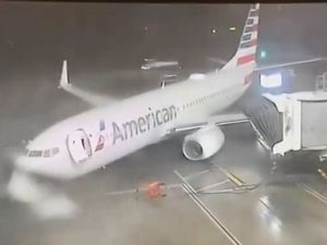 Ngerinya! Badai Kencang Mengembuskan Pesawat Parkir hingga Bergeser