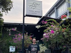 Pria Ini Resign dan Buka Kedai Kopi di Kampung Halaman, Omzetnya Ratusan Juta!