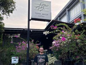 Pria Ini Resign dan Buka Kedai Kopi di Kampung Halaman, Omzetnya Ratusan Juta!