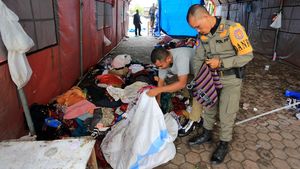 Satpol PP Bersihkan Tempat Penampungan Sementara Imigran Rohingya di Aceh