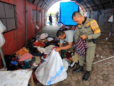 Satpol PP Bersihkan Tempat Penampungan Sementara Imigran Rohingya di Aceh