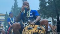 Potret Skuat Persib Bandung Naik Maung di Gedung Sate