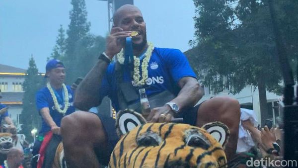 Potret Skuat Persib Bandung Naik Maung di Gedung Sate
