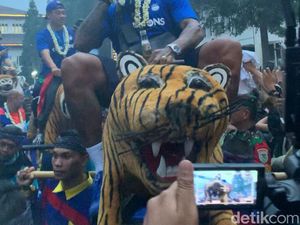 Potret Skuat Persib Bandung Naik Maung di Gedung Sate