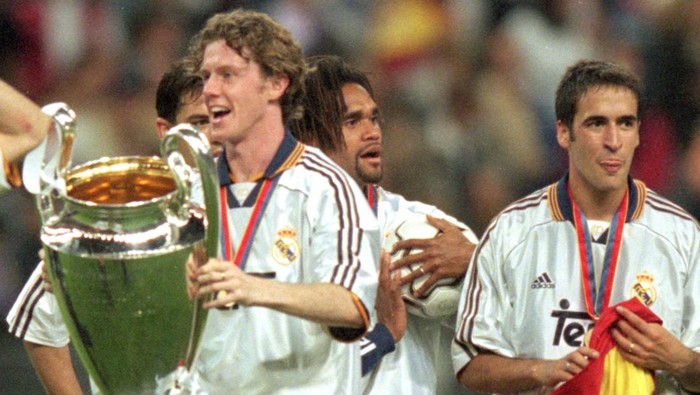 24 May 2000: Steve McManaman of Real Madrid holds the trophy while celebrating with the other players after the European Champions League Final 2000 against Valencia at the Stade de France, Saint-Denis, France. Real Madrid won 3-0. \ Mandatory Credit: Graham Chadwick /Allsport