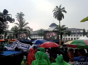 Kawasan Gedung Sate Diguyur Hujan Jelang Konvoi Juara Persib