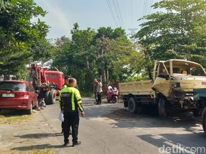 Truk Pasir Vs Mobilio Adu Banteng di Padas Klaten