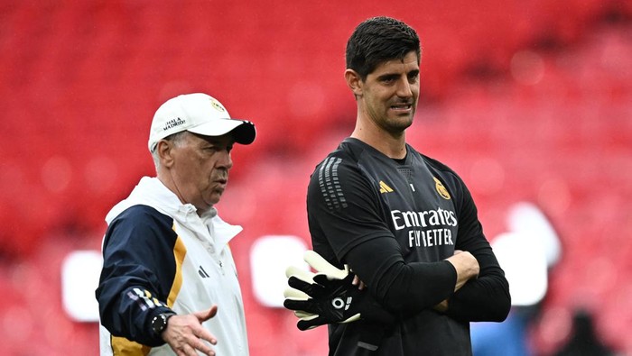 Soccer Football - Champions League - Final - Real Madrid Training - Wembley Stadium, London, Britain - May 31, 2024 Real Madrid coach Carlo Ancelotti and Thibaut Courtois during training REUTERS/Dylan Martinez