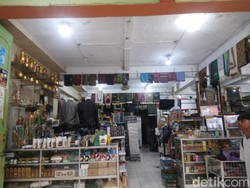 Berburu Oleh-oleh Haji di Toko Mahkota Cirebon