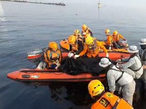Bakamla RI Bersama Tim SAR Gabungan Temukan Korban Tenggelam di Jakut Bakamla RI Bersama Tim SAR Gabungan Temukan Korban Tenggelam di Jakut