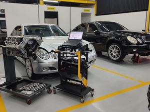 Bengkel Ini Terima Servis Berbagai Merek Mobil Mewah, dari Mercy hingga Ferrari Bengkel Ini Terima Servis Berbagai Merek Mobil Mewah, dari Mercy hingga Ferrari