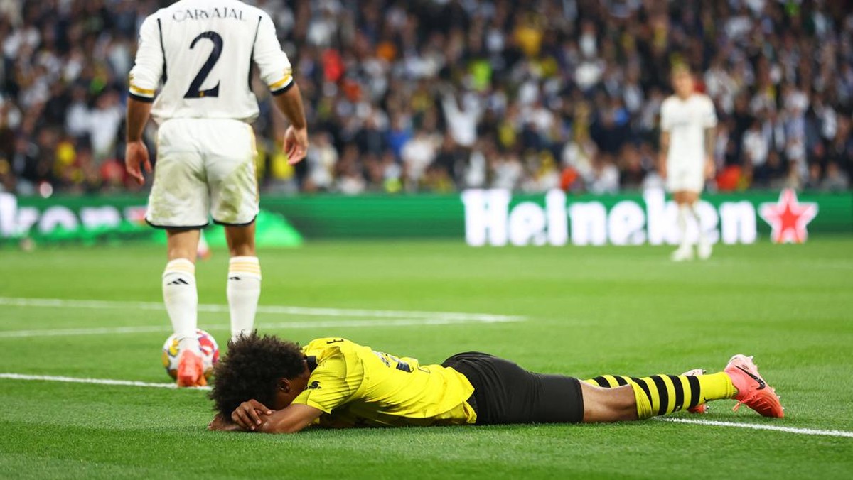 Ekspresi penyerang Borussia Dortmund Karim Adeyemi usai gagal memanfaatkan peluang untuk menjebol gawang Real Madrid di final Liga Champions (Foto: REUTERS/Carl Recine)
