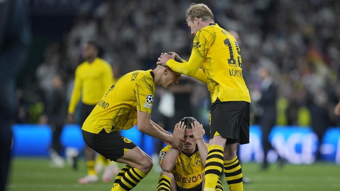 Dortmunds players react at the end of the Champions League final soccer match between Borussia Dortmund and Real Madrid at Wembley stadium in London, Saturday, June 1, 2024. Real Madrid won 2-0. (AP Photo/Kin Cheung)
