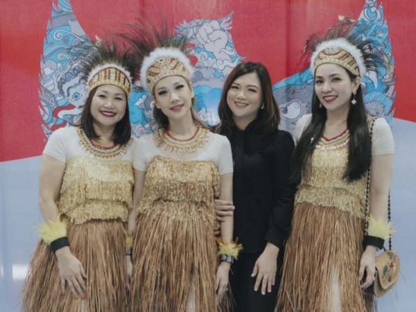 7 Potret BCL Pakai Baju Adat Papua Tampil di Acara Sekolah Anaknya