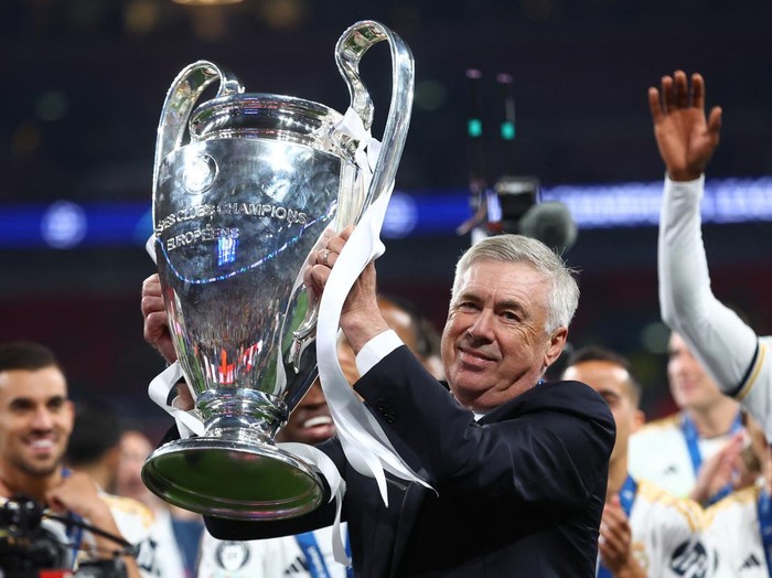 Soccer Football - Champions League - Final - Borussia Dortmund v Real Madrid - Wembley Stadium, London, Britain - June 1, 2024 Real Madrid coach Carlo Ancelotti celebrates with the trophy after winning the Champions League REUTERS/Carl Recine