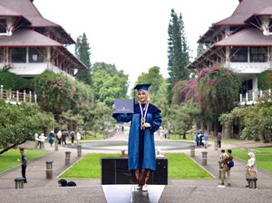 Maya Nabila Wisudawan Termuda Program Doktor ITB Maya Nabila Wisudawan Termuda Program Doktor ITB