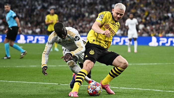 Soccer Football - Champions League - Final - Borussia Dortmund v Real Madrid - Wembley Stadium, London, Britain - June 1, 2024 Real Madrids Ferland Mendy in action with Borussia Dortmunds Julian Ryerson REUTERS/Dylan Martinez