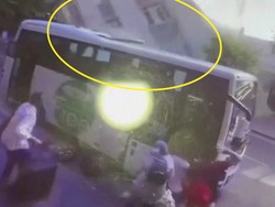 Video Detik-detik Gedung Roboh Nyaris Timpa Bus di Istanbul