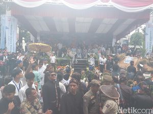 Warga Padati Helaran Hari Jadi Bogor, Pj Walkot Minta Maaf Lalin Direkayasa Warga Padati Helaran Hari Jadi Bogor, Pj Walkot Minta Maaf Lalin Direkayasa
