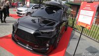 Daihatsu Rocky Tampil Klimis Serba Hitam