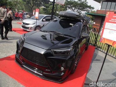 Daihatsu Rocky Tampil Klimis Serba Hitam