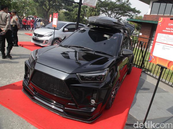 Daihatsu Rocky Tampil Klimis Serba Hitam