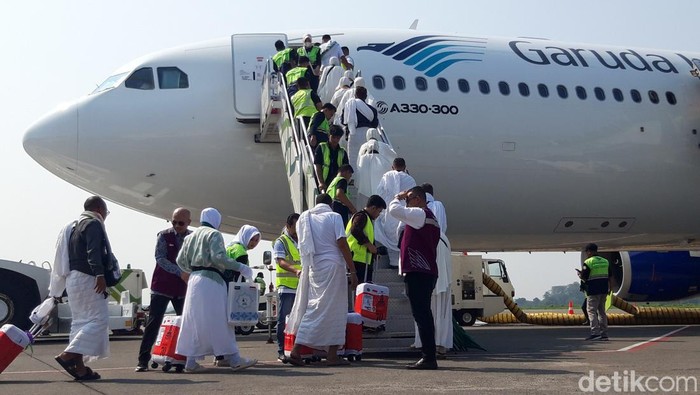 Jemaah kandidat haji Jemaah kandidat haji Embarkasi Solo menuju pesawat untuk berangkat ke Tanah Suci.