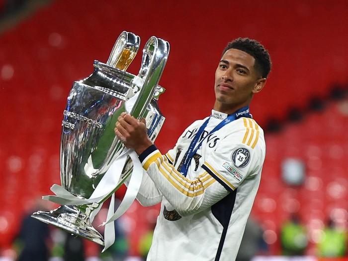 Soccer Football - Champions League - Final - Borussia Dortmund v Real Madrid - Wembley Stadium, London, Britain - June 1, 2024 Real Madrid's Jude Bellingham celebrates with the trophy after winning the Champions League REUTERS/Hannah Mckay