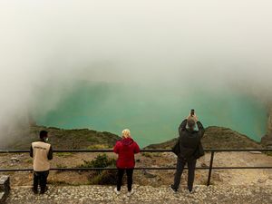 Suhu Danau Kawah Kelimutu di Ende Meningkat, Bau Belerang Menyengat Suhu Danau Kawah Kelimutu di Ende Meningkat, Bau Belerang Menyengat