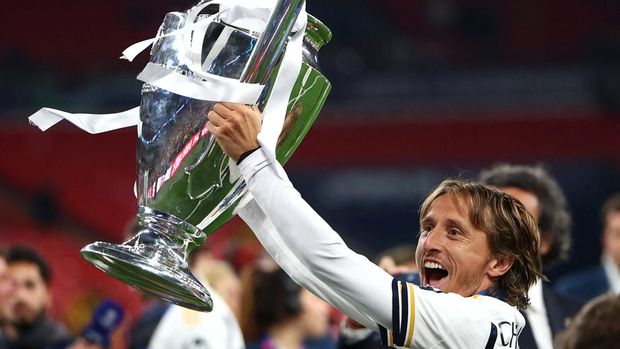 Soccer Football - Champions League - Final - Borussia Dortmund v Real Madrid - Wembley Stadium, London, Britain - June 1, 2024 Real Madrid's Luka Modric celebrates with the trophy after winning the Champions League REUTERS/Hannah Mckay