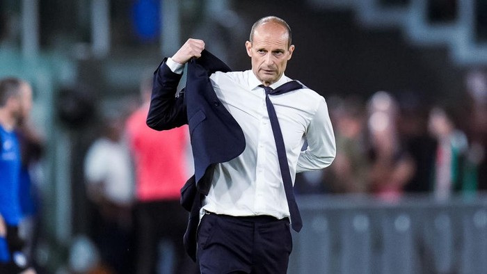 Massimiliano Allegri head coach fo Juventus FC reacts with referee Fabio Maresca during the Coppa Italia 2023/2024 Frecciarossa final match between Atalanta BC and Juventus FC at Stadio Olimpico on May 15, 2024 in Rome, Italy. (Photo by Giuseppe Maffia/NurPhoto via Getty Images)