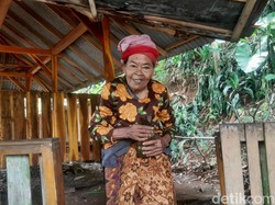 Ketangguhan Nenek Pipin, Naik Turun Gunung Rungking Jualan Lalapan