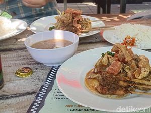 Mencicipi Lawar Plek Warung Pan Dodol, Merica Hijau Bikin Pedas Mencicipi Lawar Plek Warung Pan Dodol, Merica Hijau Bikin Pedas