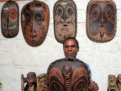 Geliat Produksi Patung Kayu Khas Jayapura