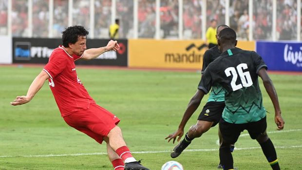 Pesepak bola Tim Nasional Indonesia Thom Haye (kiri) menembakkan bola ke arah gawang Tim Nasional Tanzania dalam pertandingan uji coba di Stadion Madya, Kompleks Gelora Bung Karno, Senayan, Jakarta, Minggu (2/6/2024). Pertandingan tersebut menjadi laga pemanasan bagi Indonesia sebelum menjalani laga lanjutan Grup F Kualifikasi Piala Dunia 2026 zona Asia melawan Irak dan Filipina pada 6 dan 11 Juni 2024. ANTARA FOTO/Aditya Pradana Putra/foc.