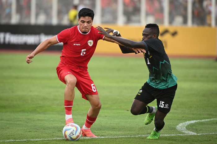 Pesepak bola Tim Nasional Indonesia Ragnar Oratmangoen (kiri) berebut bola dengan pesepak bola Tim Nasional Tanzania Lameck Lawi (tengah) dalam pertandingan uji coba di Stadion Madya, Kompleks Gelora Bung Karno, Senayan, Jakarta, Minggu (2/6/2024). Pertandingan tersebut menjadi laga pemanasan bagi Indonesia sebelum menjalani laga lanjutan Grup F Kualifikasi Piala Dunia 2026 zona Asia melawan Irak dan Filipina pada 6 dan 11 Juni 2024. ANTARA FOTO/Aditya Pradana Putra/foc.