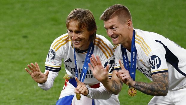Soccer Football - Champions League - Final - Borussia Dortmund v Real Madrid - Wembley Stadium, London, Britain - June 1, 2024 Real Madrid's Toni Kroos and Luka Modric celebrate after winning the Champions League final REUTERS/Sarah Meyssonnier
