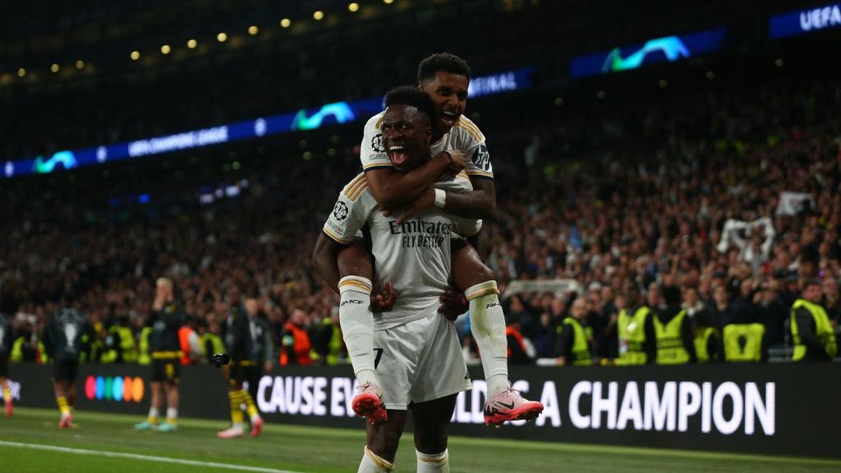 Vinicius dan Rodrygo merayakan gol kedua Madrid ke gawang Dortmund. Foto: Anadolu via Getty Images/Anadolu