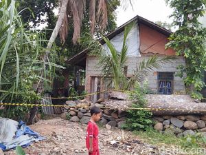 Warga Cerita Suasana Rumah Pembunuh Bocah Bekasi: Ada Keris-Foto Anak Kecil