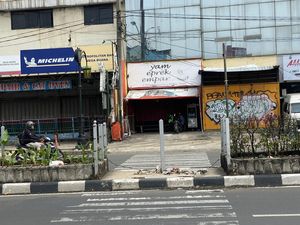 Sampah Berserakan di Jalan Margonda Depok Usai Dilanda Banjir